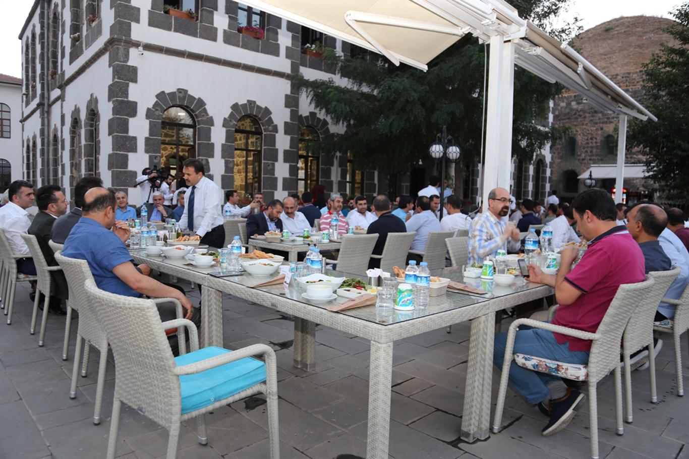 Diyarbakır Valisinden basın mensuplarına iftar yemeği